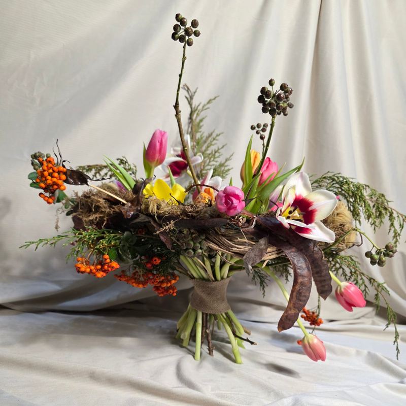 Buchet în formă de cuib, cu lalele roz și galbene, boabe de iederă, păstăi și mușchi